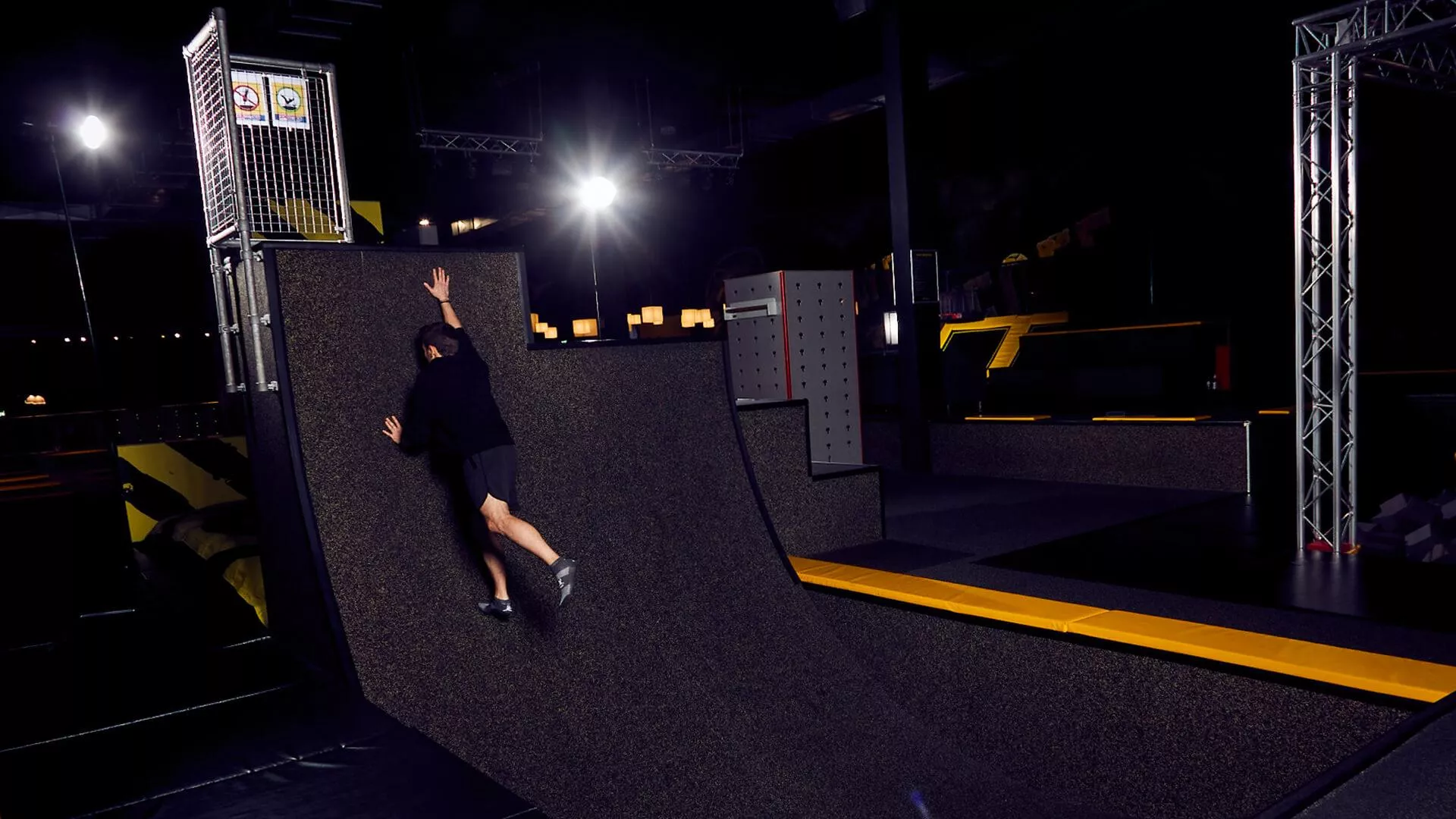  Kafle trampoline park attractions - Warped Wall